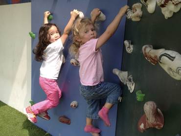 preschoolers_on_rock_wall